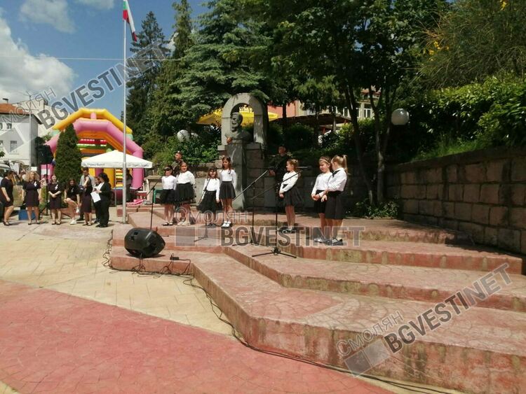 Смолян се поклони пред Ботев и героите, загинали за свободата /галерия/