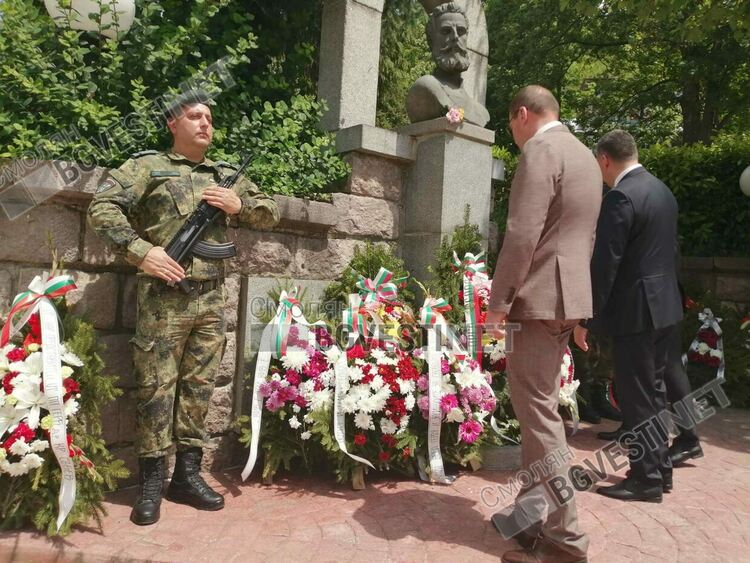 Смолян се поклони пред Ботев и героите, загинали за свободата /галерия/