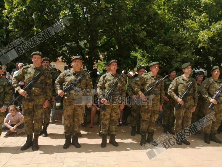 Смолян се поклони пред Ботев и героите, загинали за свободата /галерия/