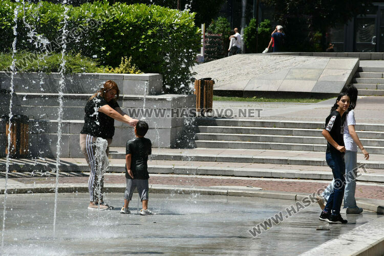 Топлото време накара хората да се разхладят в шадравана 