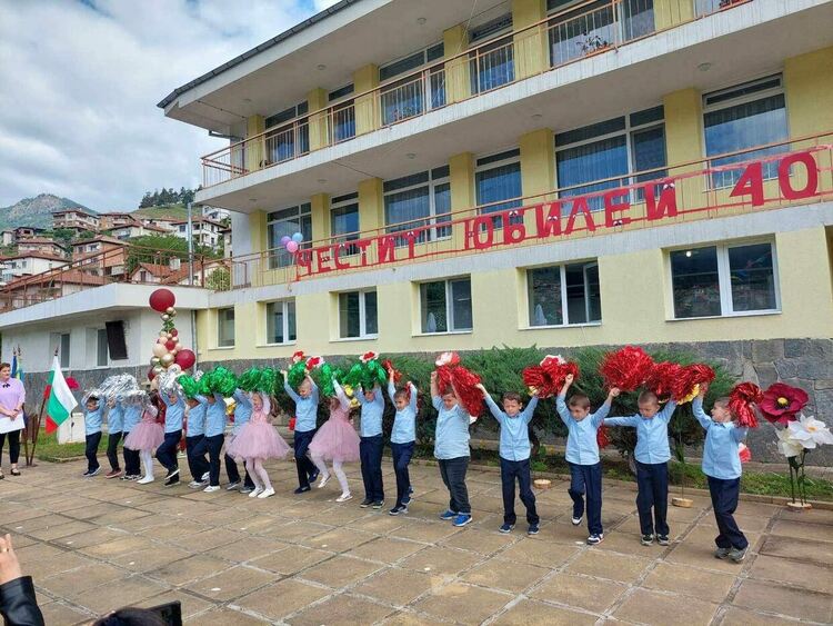 Детска градина "Изворче" в Девин чества своя 40-годишен юбилей 