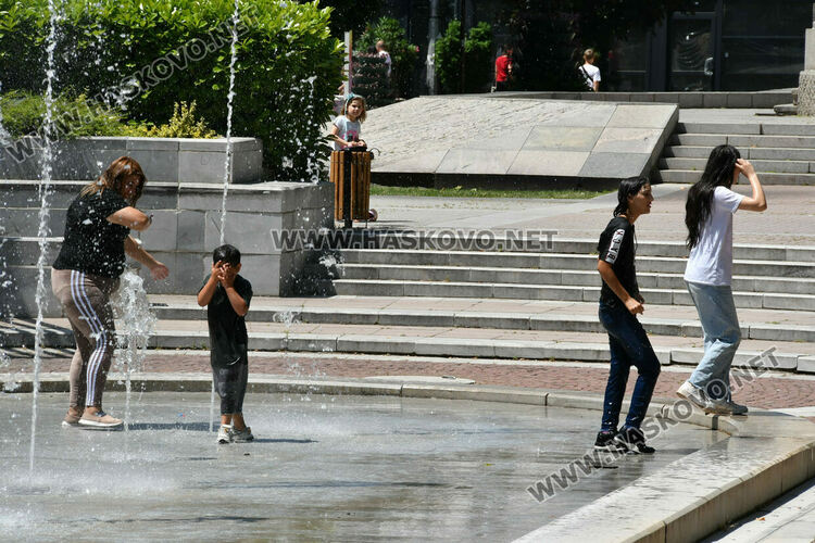Топлото време накара хората да се разхладят в шадравана 