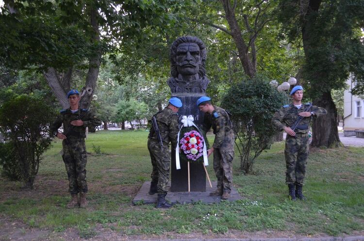 Със заря-проверка в Първомай се поклониха пред подвига на Ботев