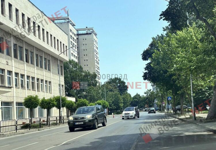 Проблем с трафика в центъра на Димитровград създаде едновременното пребоядисване на 3 поредни пешеходни пътеки