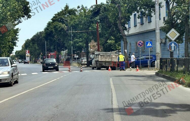 Проблем с трафика в центъра на Димитровград създаде едновременното пребоядисване на 3 поредни пешеходни пътеки