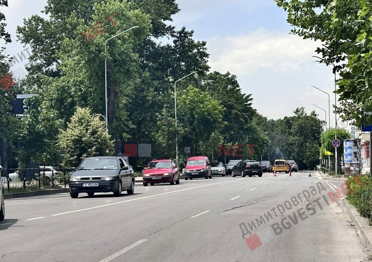 Проблем с трафика в центъра на Димитровград създаде едновременното пребоядисване на 3 поредни пешеходни пътеки