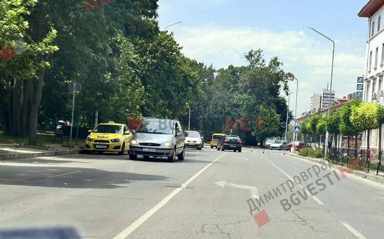 Проблем с трафика в центъра на Димитровград създаде едновременното пребоядисване на 3 поредни пешеходни пътеки