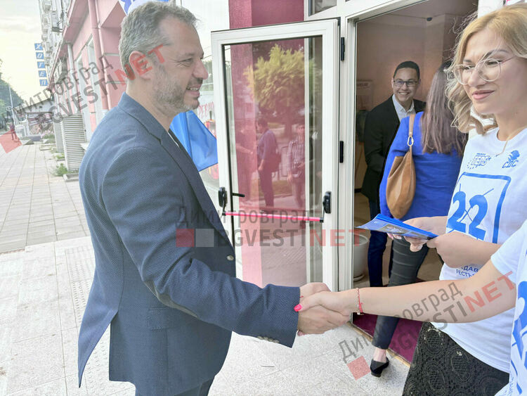 Симпатизанти на ГЕРБ изпълниха театъра в Димитровград 