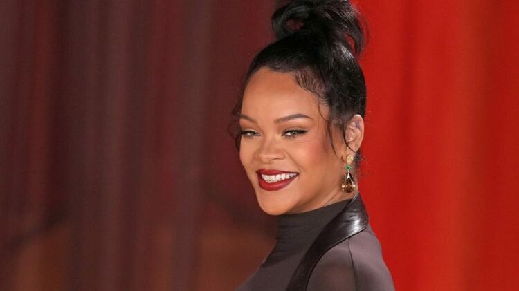 Седем диаманта блестят в музикалната корона на Rihanna