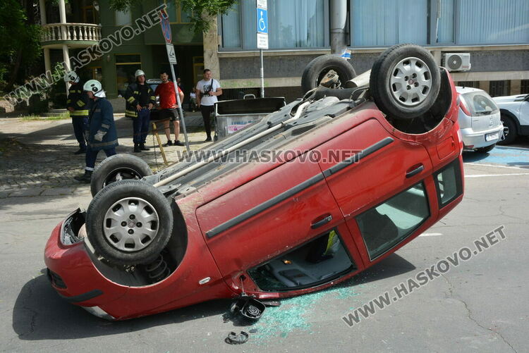 Водач се обърна с кола по таван край Младежкия център в Хасково