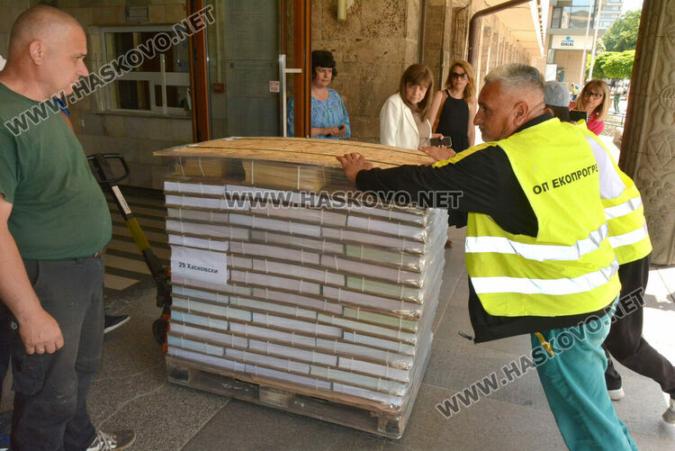 В Хасково пристигнаха бюлетините за изборите 2в1 на 9 юни 2024 г. 