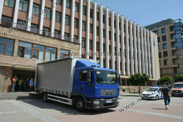 В Хасково пристигнаха бюлетините за изборите 2в1 на 9 юни 2024 г. 