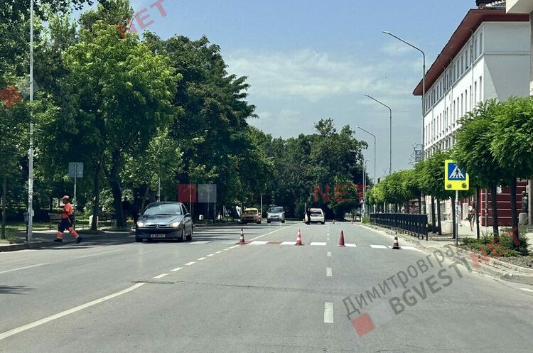 Проблем с трафика в центъра на Димитровград създаде едновременното пребоядисване на 3 поредни пешеходни пътеки