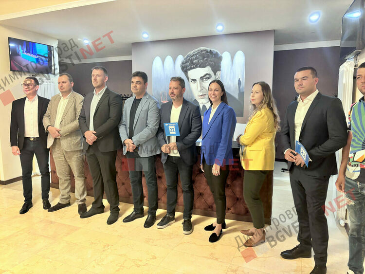 Симпатизанти на ГЕРБ изпълниха театъра в Димитровград 