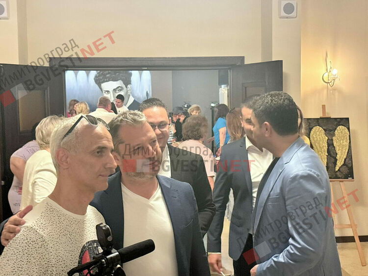 Симпатизанти на ГЕРБ изпълниха театъра в Димитровград 