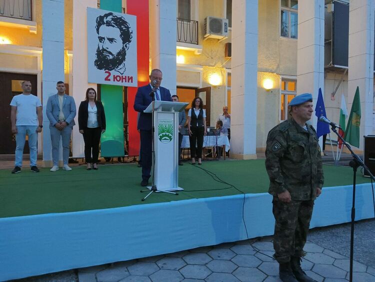 Със заря-проверка в Първомай се поклониха пред подвига на Ботев