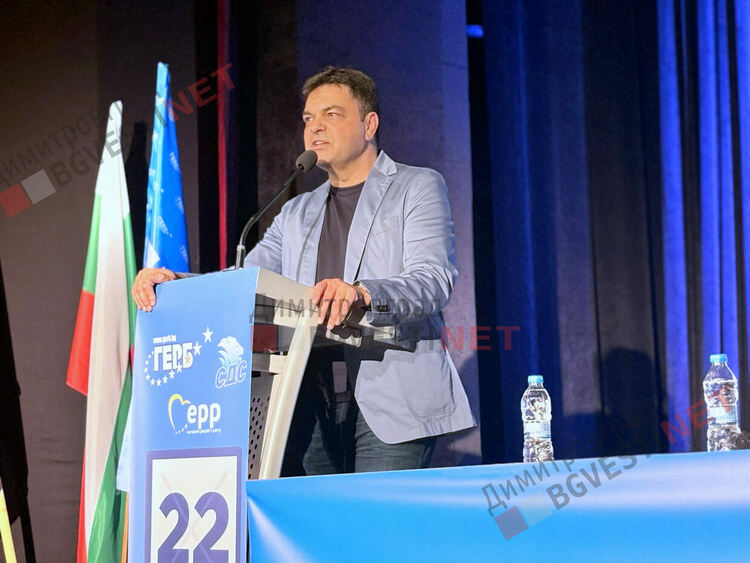 Симпатизанти на ГЕРБ изпълниха театъра в Димитровград 