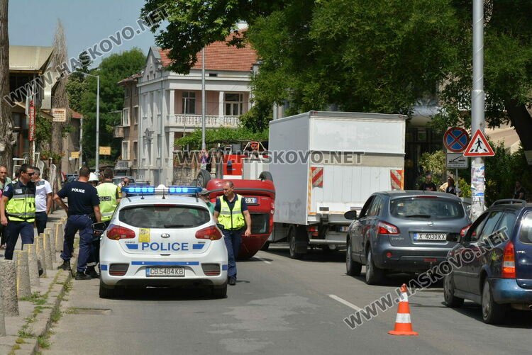 Водач се обърна с кола по таван край Младежкия център в Хасково