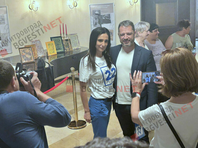 Симпатизанти на ГЕРБ изпълниха театъра в Димитровград 