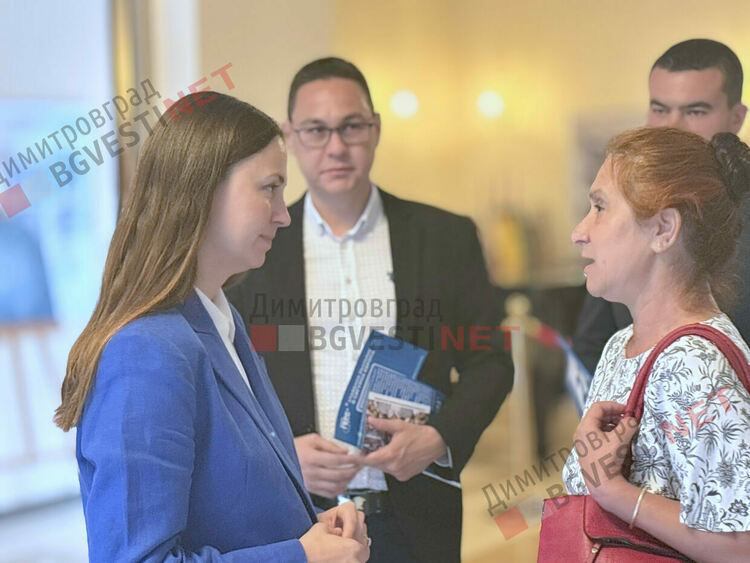 Симпатизанти на ГЕРБ изпълниха театъра в Димитровград 