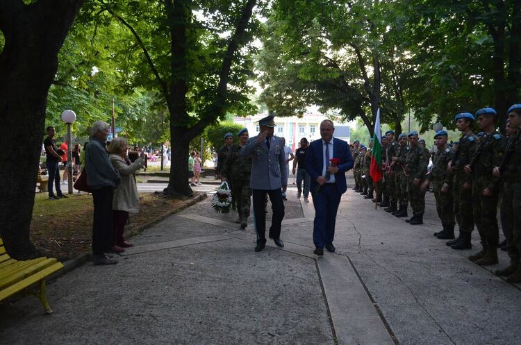 Със заря-проверка в Първомай се поклониха пред подвига на Ботев