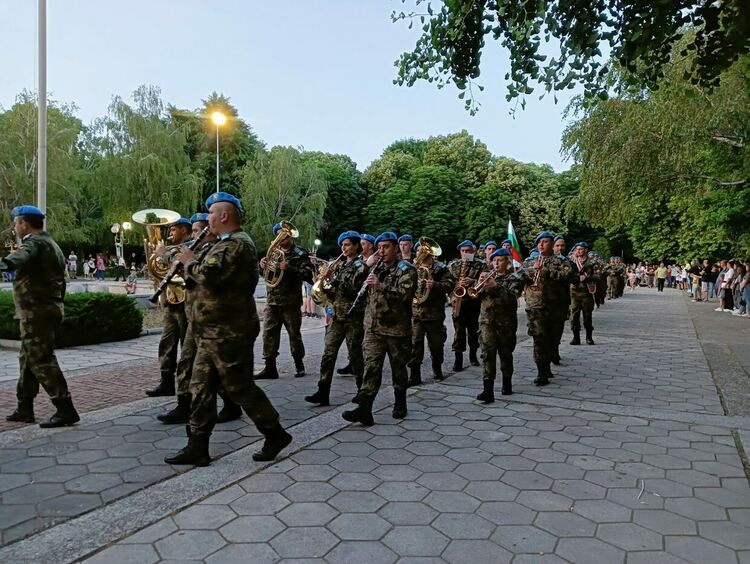 Със заря-проверка в Първомай се поклониха пред подвига на Ботев