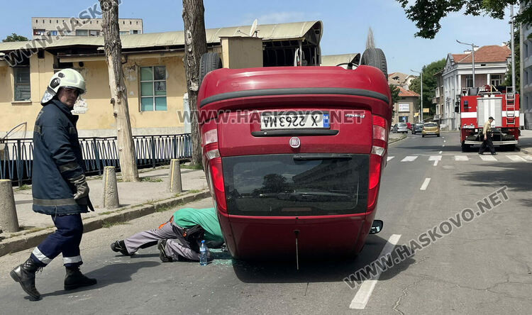 Водач се обърна с кола по таван край Младежкия център в Хасково