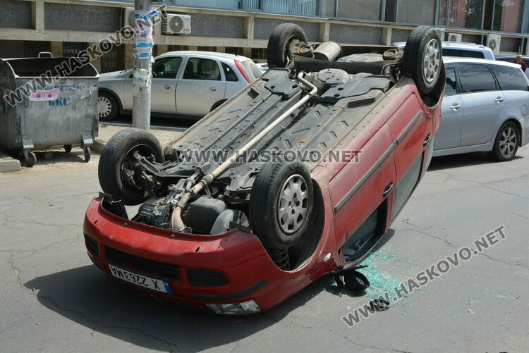 Водач се обърна с кола по таван край Младежкия център в Хасково