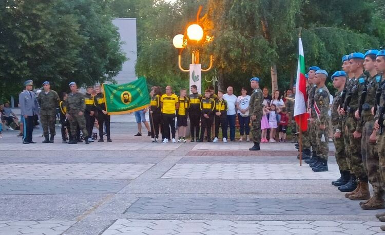 Със заря-проверка в Първомай се поклониха пред подвига на Ботев