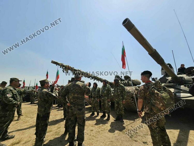 Демонстрираха ракетната система за залпов огън „Himars“ на полигон „Корен“