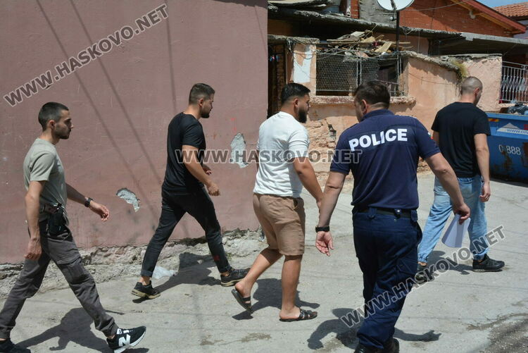 Двама мъже бяха изведени от къща на улица „Картечар“, която многократно е проверявана от полицаи