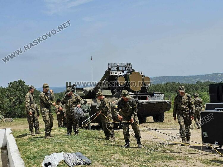 Демонстрираха ракетната система за залпов огън „Himars“ на полигон „Корен“