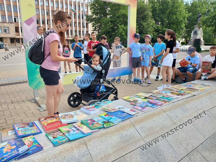 Ученици продават книги в помощ на 8-годишната Никол