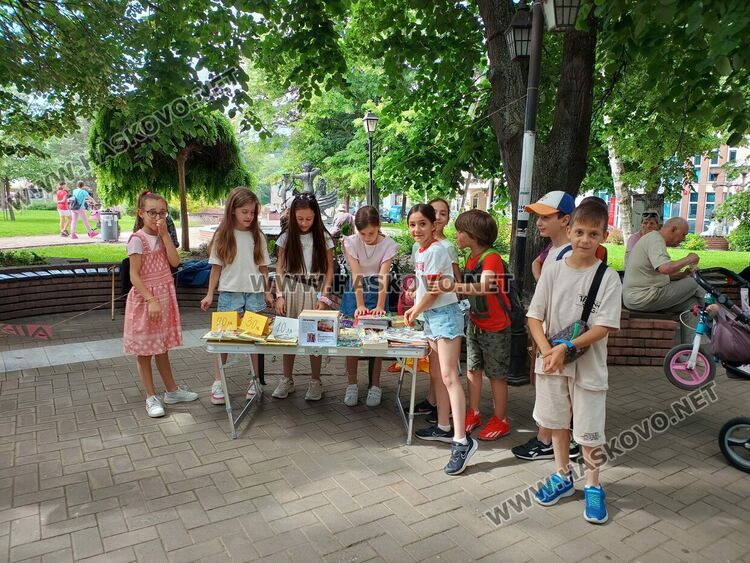 Ученици продават книги в помощ на 8-годишната Никол