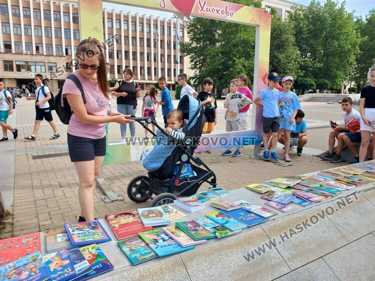 Ученици продават книги в помощ на 8-годишната Никол