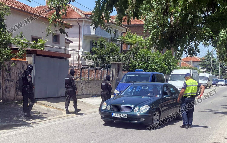 Маскирани полицаи с акция срещу търговията с гласове в Харманли