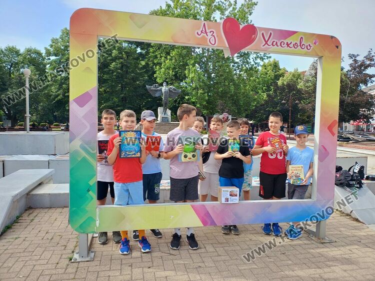 Ученици продават книги в помощ на 8-годишната Никол