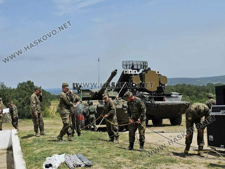 Демонстрираха ракетната система за залпов огън „Himars“ на полигон „Корен“