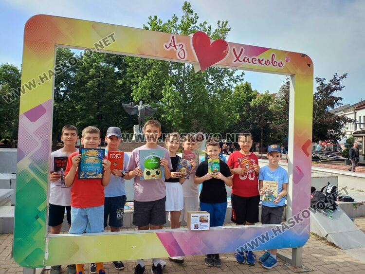 Ученици продават книги в помощ на 8-годишната Никол