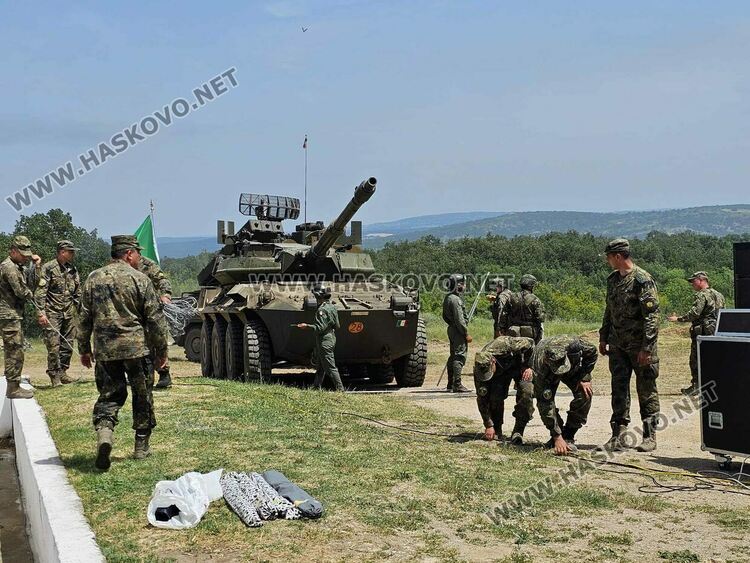 Демонстрираха ракетната система за залпов огън „Himars“ на полигон „Корен“