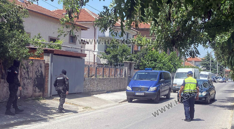 Маскирани полицаи с акция срещу търговията с гласове в Харманли