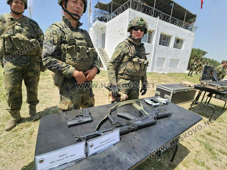 Демонстрираха ракетната система за залпов огън „Himars“ на полигон „Корен“