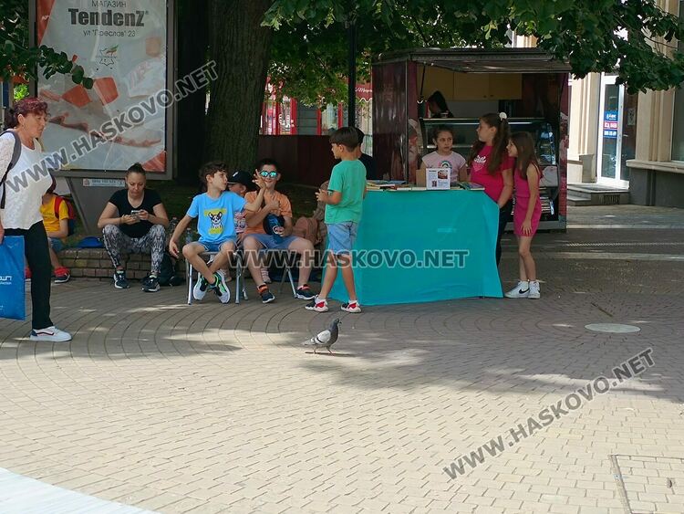 Ученици продават книги в помощ на 8-годишната Никол