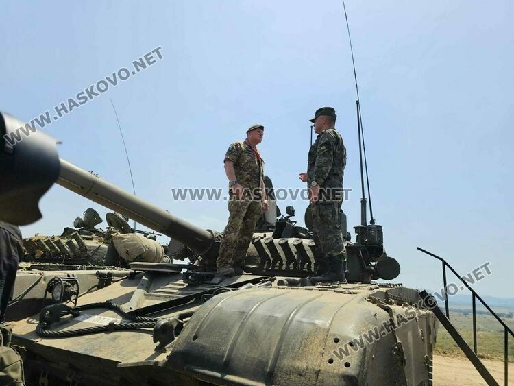 Демонстрираха ракетната система за залпов огън „Himars“ на полигон „Корен“