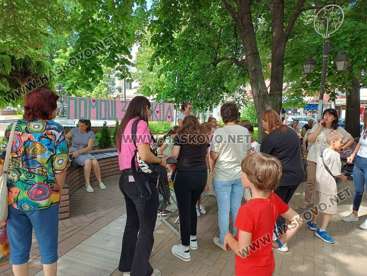 Ученици продават книги в помощ на 8-годишната Никол