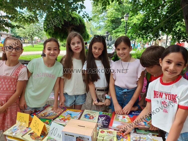 Ученици продават книги в помощ на 8-годишната Никол
