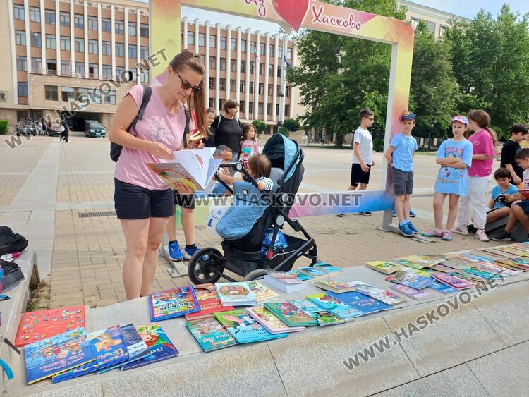 Ученици продават книги в помощ на 8-годишната Никол