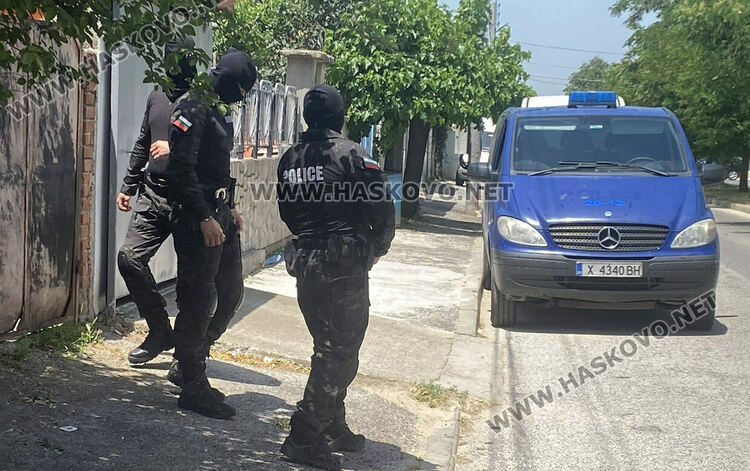 Маскирани полицаи с акция срещу търговията с гласове в Харманли