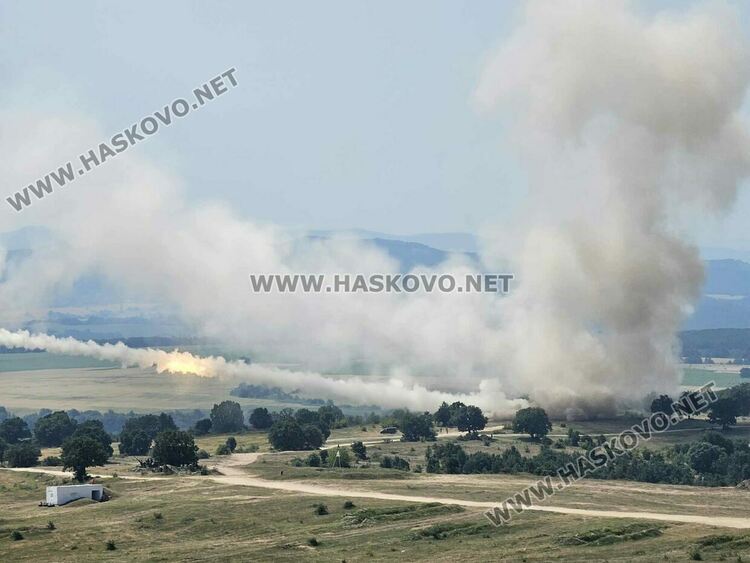 Демонстрираха ракетната система за залпов огън „Himars“ на полигон „Корен“