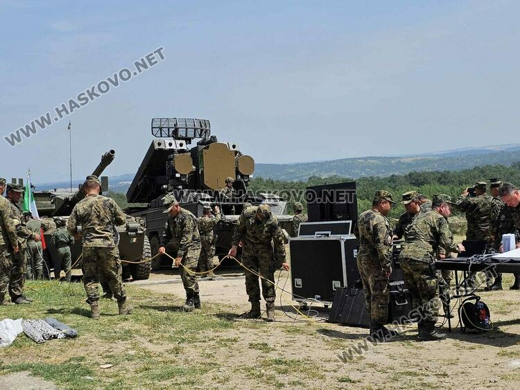 Демонстрираха ракетната система за залпов огън „Himars“ на полигон „Корен“
